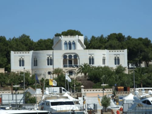 Edificio bianco in stile moresco con vista sul porto di Leuca, Italia - Monolocale Panoramici