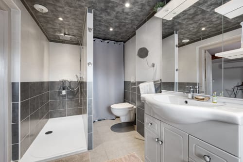 Salle de bain moderne de la chambre Muscadelle à l'Au Nid De La Madeleine B&B à Gaillac, France avec douche, lavabo et toilettes