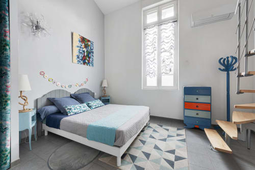 Chambre moderne et lumineuse à Au Nid De La Madeleine à Gaillac avec œuvres colorées, vue sur la ville et mobilier contemporain
