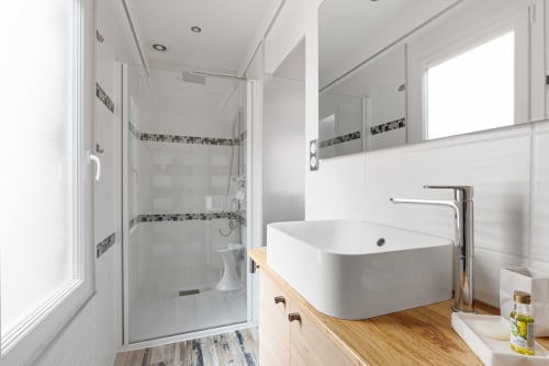 Salle de bain moderne à Au Nid De La Madeleine à Gaillac avec vasque blanche, douche vitrée et meuble-lavabo en bois