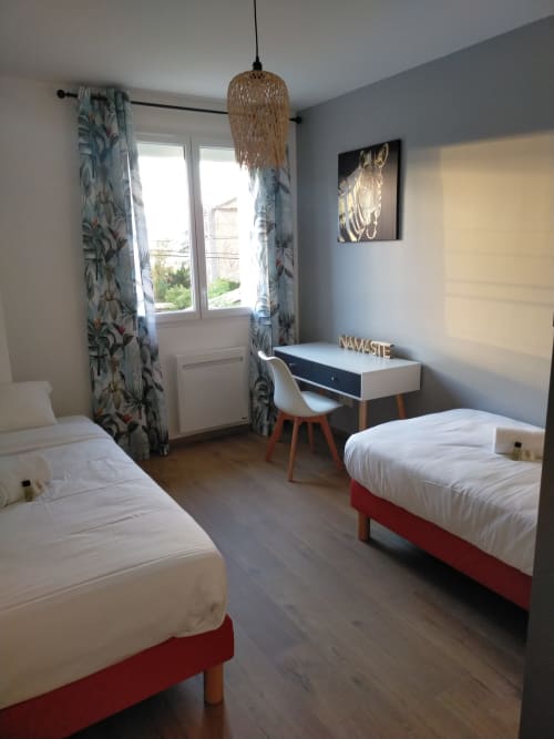 Chambre twin lumineuse à la villa Gîte des Gônes à Feyzin, avec bureau, suspension tissée et vue sur le jardin