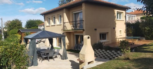 Villa Gîte des Gônes à Feyzin avec jardin, patio, tonnelle et terrasse surplombant les espaces paysagers