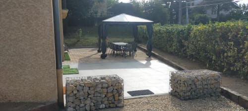 Terrasse du Gîte des Gônes à Feyzin avec kiosque, coin repas et haies paysagées