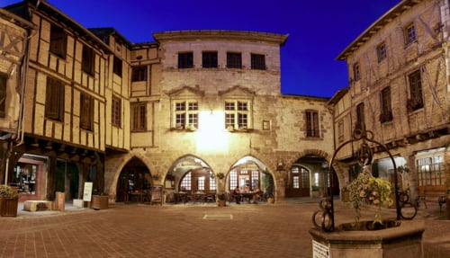 Cour en pierre médiévale du gîte Au Nid De La Madeleine à Gaillac, France au crépuscule