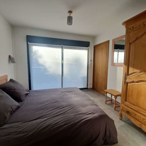 Das Cliff-Zimmer bietet einen Blick auf die Terrasse und den privaten Wellnessbereich von La Moussette (Clos Delamare in der Normandie).