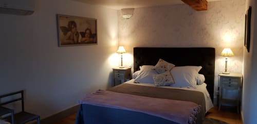 Chambre Muscadelle à Au Nid De La Madeleine, lit queen-size, lampes de chevet et vue sur la ville de Gaillac
