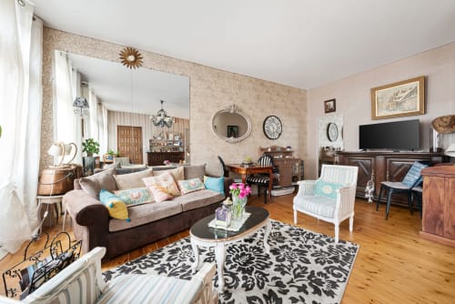 Chambre Muscadelle à l'Au Nid De La Madeleine B&B à Gaillac avec salon élégant, TV écran plat et vue sur la ville