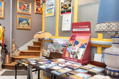 Présentoir de l'office de tourisme de Gaillac avec brochures et guides de voyage locaux à Au Nid De La Madeleine