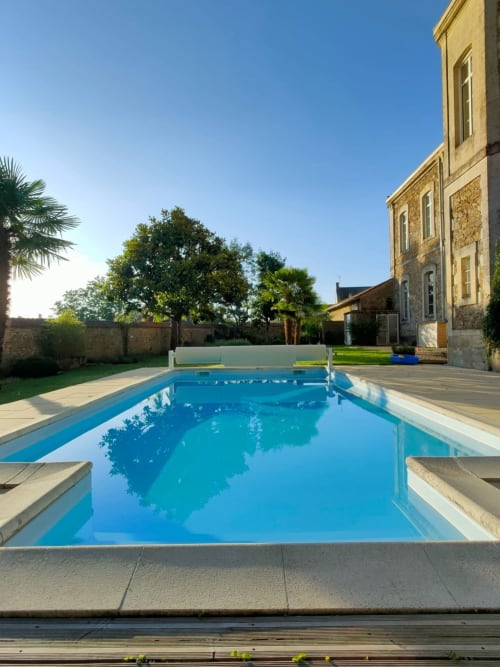 Piscine cristalline de La Maison D'olivier, gîte à Mesnard La Barotière, France
