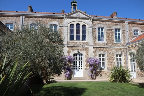 La Maison d'Olivier, manoir de pierre orné de glycines, Mesnard-la-Barotière, France