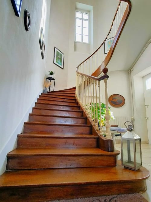 Élégant escalier en bois à La Maison D'olivier B&B, Mesnard La Barotière, avec rampes ornementales et intérieur lumineux
