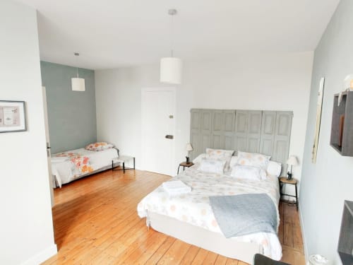 Chambre spacieuse à La Maison D'olivier B&B à Mesnard la Barotière, avec parquet et équipements modernes