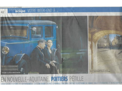 Guide touristique de Poitiers avec scène vintage de bus bleu et vue de rue d'architecture française historique