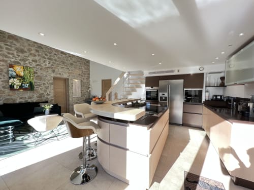 Cuisine moderne et séjour à la Villa La Cabane à Cap d'Antibes avec îlot central, électroménagers inox et pierre
