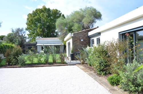 Villa moderne à Cap d'Antibes avec piscine chauffée, jardins paysagers et architecture contemporaine en bord de Méditerranée