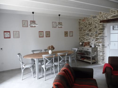 Cette salle d'accueil, accessible à tous, avec son entrée indépendante, permet de prendre le petit déjeuner et de se relaxer dans la partie salon.
