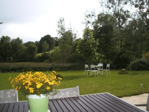 De la terrasse, vue sur le jardin et la campagne environnante.