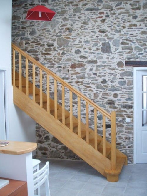 L'escalier qui conduit aux 2 chambres de l'étage : "printemps" et "été".