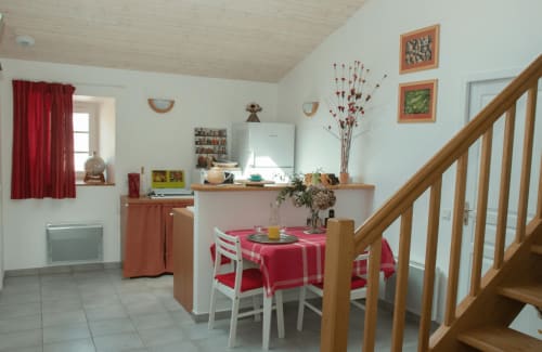 La cuisine, près de la salle commune, est accessible à tous les hôtes. Vous pouvez y préparer votre repas du soir par exemple. Elle comporte réfrigérateur, micro-ondes, mini four, cuisson, vaisselle...
