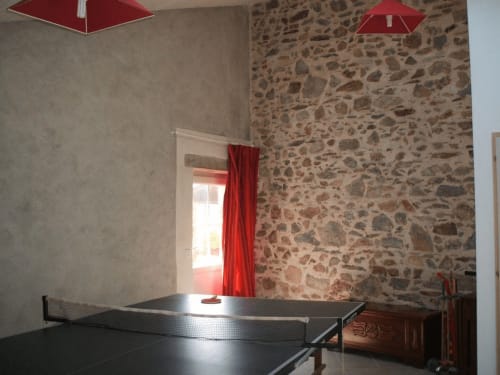 La salle de jeux ravira petits et grands avec sa table de ping-pong, ses jeux de fléchettes ou de société... Elle contient également des jeux transportables à l'extérieur.