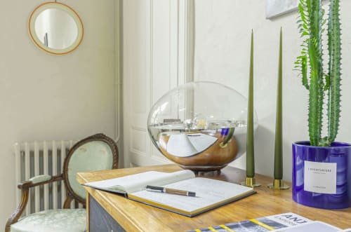 Espace de travail élégant à La Maison D'olivier avec bureau en bois, carnet, bougies vertes et plante succulente à Mesnard