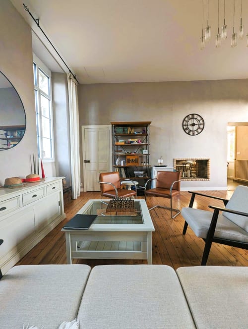 Élégant salon de La Maison D'olivier B&B à Mesnard La Barotière avec parquet, cheminée et style moderne