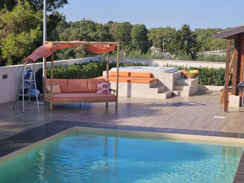 La piscina soleggiata sul tetto della Villa Margherita con area lounge, cabana e vasca idromassaggio con vista su Santeramo in Colle