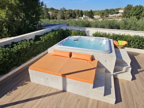 Terrazza sulla tetto di Villa Margherita con vasca idromassaggio, arredi arancioni e vista fiume a Santeramo in Colle
