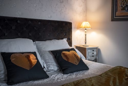 Chambre Muscadelle à Au Nid De La Madeleine, Gaillac - lit avec coussins cœur noir, lampe, tête de lit ornementée