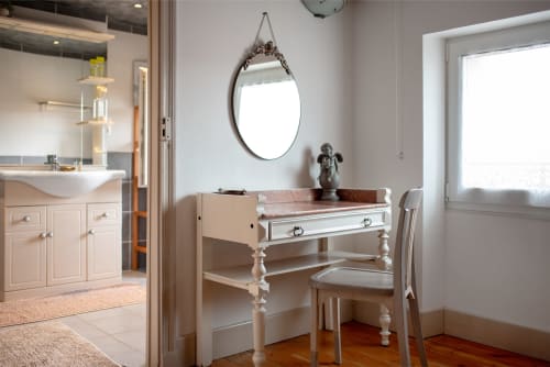 Chambre Muscadelle à l'Au Nid De La Madeleine, Gaillac - coiffeuse avec miroir ouvragé, chaise en bois et salle de bains attenante