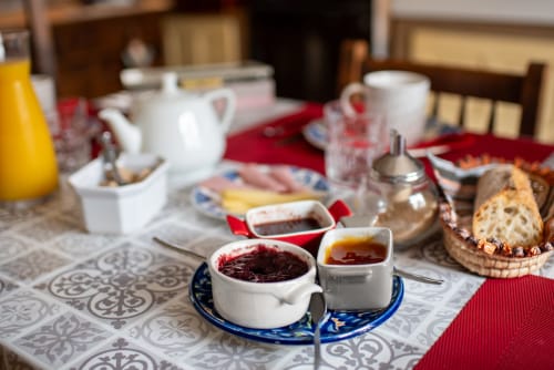 Élégant petit-déjeuner au Nid De La Madeleine à Gaillac avec confiture, pain, jus et pâtisseries