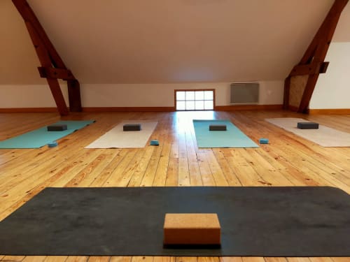 Studio de yoga Art de Voyager à Étretat avec parquet, tapis et briques de yoga