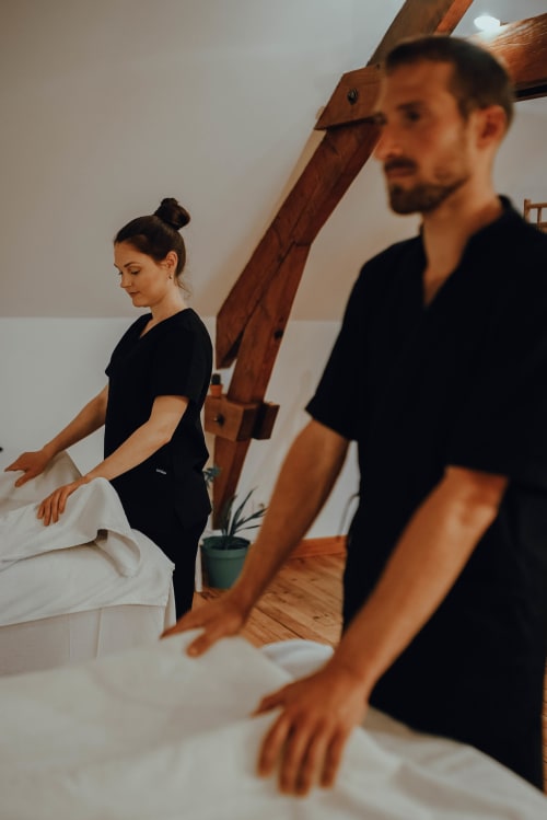 Personnel hôtelier préparant le lit à l'Art de Voyager à Étretat, France