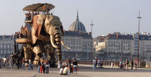 Éléphant mécanique géant avec touristes à Nantes, près de La Maison D'olivier B&B à Mesnard La Barotière
