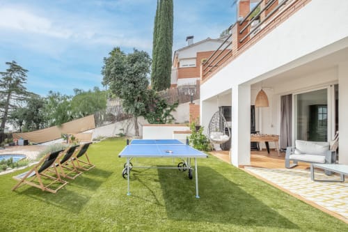 jardin avec table de ping-pong et babyfoot, espace détente face à la mer et la piscine