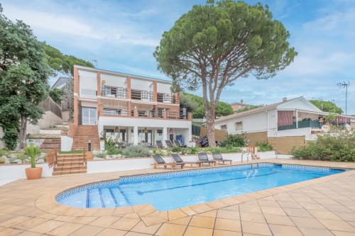maison de vacances avec piscine vue mer transats, parasols