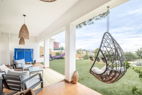 espace détente jardin avec vue mer, table ping-pong, baby-foot, balançoire, hamac