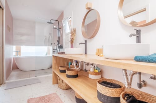 salle de bain parentale, double vasque, terrazzo, baignoire avec vue mer, douche à l'italienne, décoration épurée