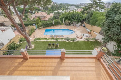grande terrasse avec vue mer piscine