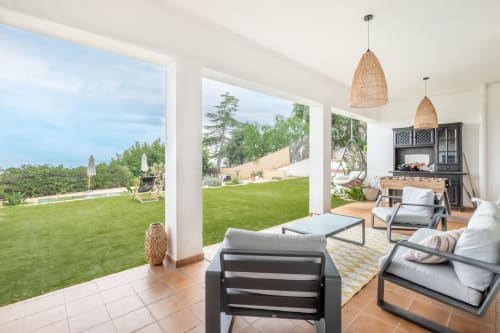 espace détente avec vue mer abrité, salon de jardin, baby-foot, jardin