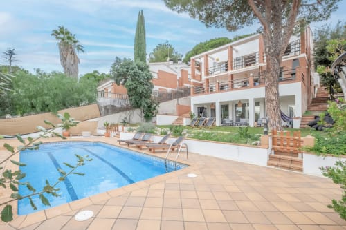 villa avec piscine jardin proche Barcelone, transats, parasols, soleil, mer