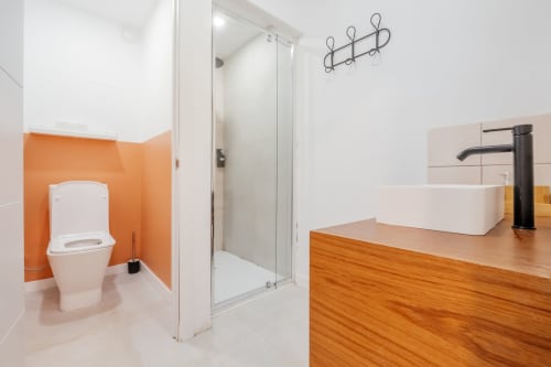 salle de douche avec toilettes séparées