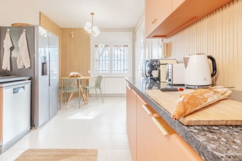 grande cuisine équipée, frigo américain, cafetière, grille pain, lave vaisselle, bouilloire, four micro-onde