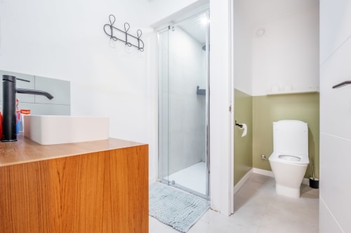 salle de douche avec salle de bain séparé