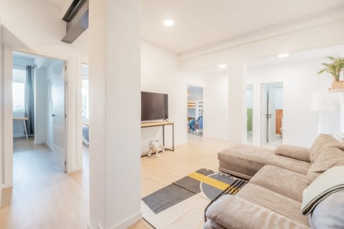 salle de TV canapé, espace enfant, espace détente, salle de jeux