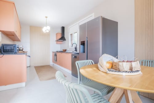 cuisine équipée, table de petit déjeuner, four, lave vaisselle