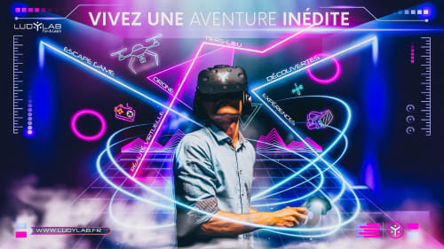 Homme avec casque de réalité virtuelle chez Ludylab, La Maison D'olivier, Mesnard La Barotière - expérience de jeu d'évasion en réalité virtuelle