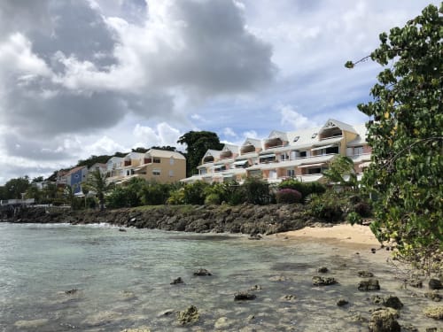 Résidence Perle des Caraïbes, Bas-du-Fort, Gosier, Guadeloupe. Arrivée de la Route du Rhum, mer des Caraïbes, vue sur la Soufrière