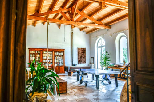 Grande salle de jeu à louer dans gîte de campagne. Le domaine du got.