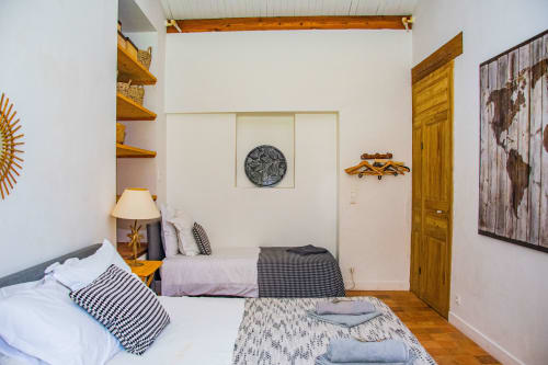 Chambre avec un lit double et un lit single.